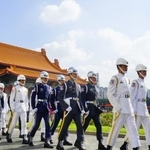 中国による軍事的威嚇が続く中、台湾はこれを現実的問題と受け止め始めている。写真は行進する陸軍兵士たち＝(c)jlm59/123RF.COM