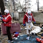 ロシアのウクライナ侵攻後、赤十字国際委員会は現地で医療支援など人道支援を行っています。一方で赤十字の信頼をおとしめるデマも広がっています＝2022年４月１日、ウクライナ（赤十字国際委員会提供）