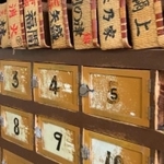 木製ロッカーと常連客の脱衣かごである柳行李がずらりと並ぶ＝2022年6月5日、京都・錦市場「錦湯」（撮影・村山祥栄）