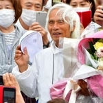 ハーバーに集まったファンに囲まれて笑顔を見せる堀江さん