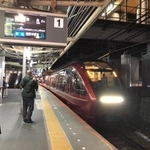 生駒山を超えた奈良側の大和西大寺駅で撮影したひのとり。これに乗って生駒山の絶景を見るのもおススメだ（ソラシドさん提供）