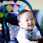 ごきげんな赤ちゃん。写真はイメージです（beeboys/stock.adobe.com）