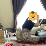 ママさんの背中にくっついて必死に引き止めようとしている子猫の写真がTwitter上で話題を呼んだ（提供写真）