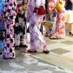 浴衣姿の女性たち　※イメージ写真（yuri-ab/stock.adobe.com）
