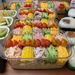 モザイク冷やし中華のお弁当。補食は長男には唐揚げおにぎり、長女には南高梅おにぎりを（obentokiroku_SNKさん提供）