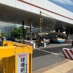1日に2回だけ閉まる！？「球場前踏切道」。もちろん、ここを通る車はちゃんと一時停止します＝兵庫県西宮市高松町
