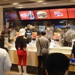 マクドナルドのカウンターにシャア。赤い彗星がなぜここに…（提供画像）