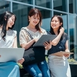 代筆や代弁やノート借りをお願いしたりされたり…大学時代のあるあるですね（イメージ画像）