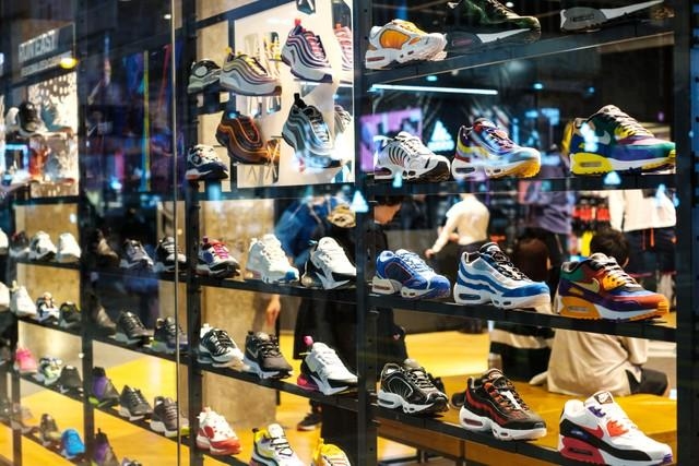 香港・スニーカーストリートにあるナイキのショップ(hanohiki/stock.adobe.com)
