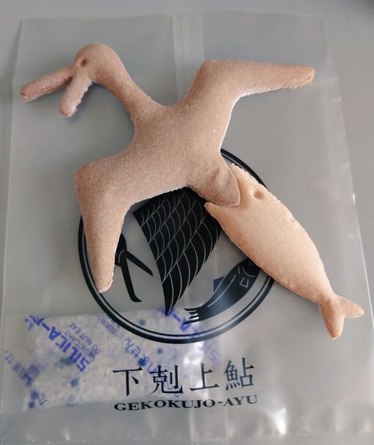 鮎が下克上してて笑ったw」シュールすぎる和菓子が話題に…なぜ商品化