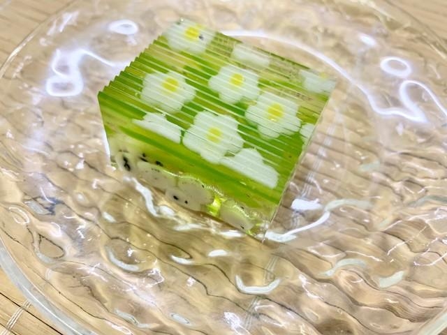 清流にたゆたう可憐な白い花 えっ これ和菓子 夏の風物詩 梅花藻 そっくりの清涼スイーツが話題 神戸新聞next 連載 特集 話題