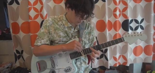 ギターを弾きながら食事しているのではありません（Chee'zさん提供）