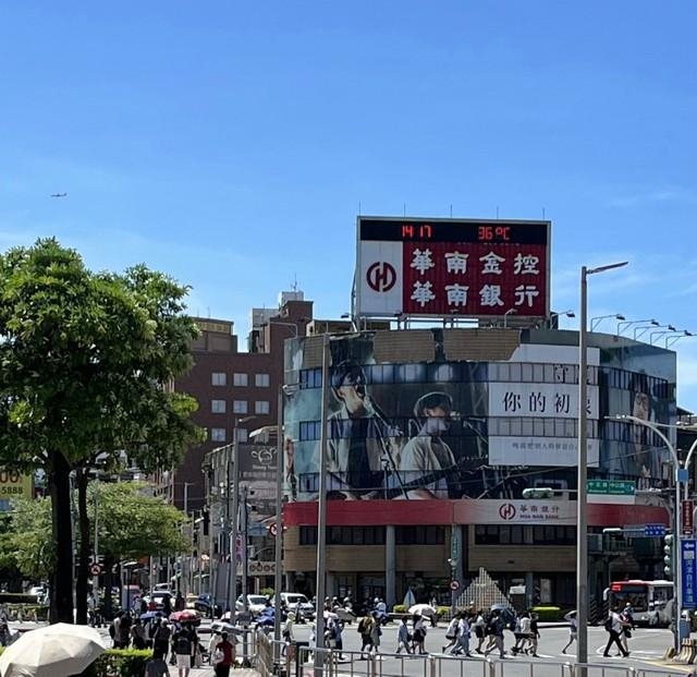 36度の晴天では日傘を使う人が多いです（撮影：Coco）