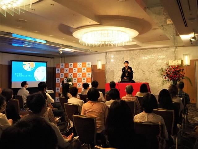 落語家の笑福亭笑利さんが、緒方洪庵をテーマにした落語で会場を盛り上げた