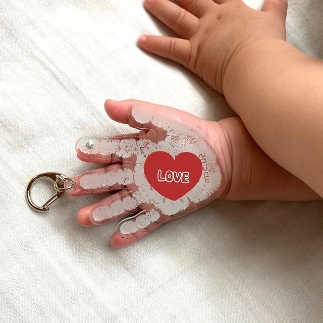 生まれた時の手形と9カ月後の現在を比較（shuriさん@shuri_to_icchan提供）