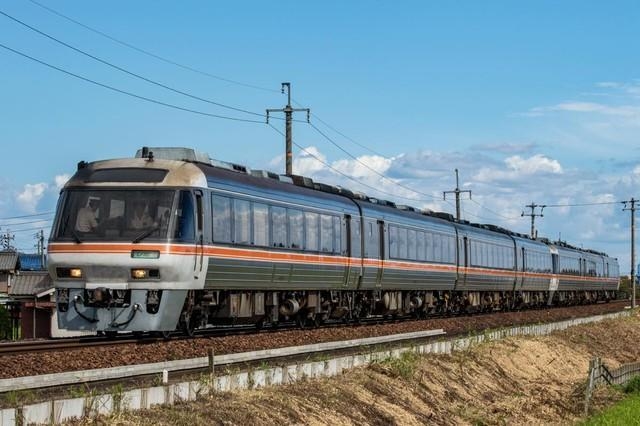 特急「ひだ」で活躍するキハ85系（創太 藤澤/stock.adobe.com）