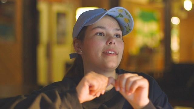 幼い頃から母の「通訳」を担ってきたジェシカ（@TEMJIN/RITORNELLO FILMS）