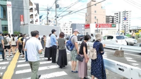 安倍晋三元首相が銃撃された現場に向かって手を合わせる人たち＝奈良市内（撮影・小川泰平）