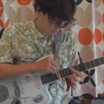 ギターを弾きながら食事しているのではありません（Chee'zさん提供）