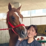 園田競馬厩務員の藤本里奈さん。一緒に写っている馬はヤシロケンチャンです