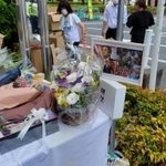 銃撃事件の現場近くで、亡くなった安倍晋三元首相に手向けられた花（撮影・小川泰平）