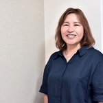 還暦過ぎの作家デビューとなる篠友子（撮影：石井隼人）