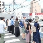 安倍晋三元首相が銃撃された現場に向かって手を合わせる人たち＝奈良市内（撮影・小川泰平）