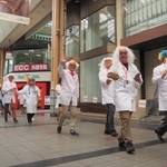 道行く人に笑顔を振りまく「博士」たち