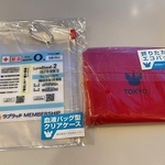 血液バック型クリアケースとエコバッグ（マシーナリーとも子さん提供）