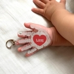 生まれた時の手形と9カ月後の現在を比較（shuriさん@shuri_to_icchan提供）