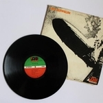 レッド・ツェッペリンが1969年に発表したデビュー・アルバム「レッド・ツェッペリン」のレコード(Blue/stock.adobe.com)