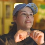 幼い頃から母の「通訳」を担ってきたジェシカ（@TEMJIN/RITORNELLO FILMS）