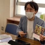 あまがさき観光局で「尼崎ストロベリー」の紹介をする成海さん