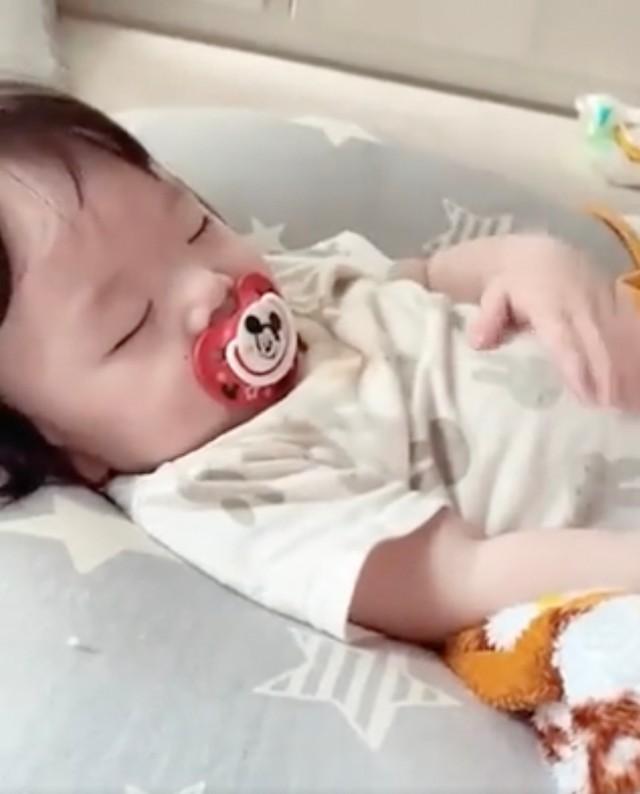 すやぁ 自分で自分を寝かしつける赤ちゃんに17万いいね ガチ笑った めっちゃ優秀すぎません 神戸新聞next 連載 特集 話題 すやぁ 自分で自分を寝かしつける赤ちゃんに17万いいね ガチ笑った めっちゃ優秀すぎません 神戸新聞next 連載 特集 話題