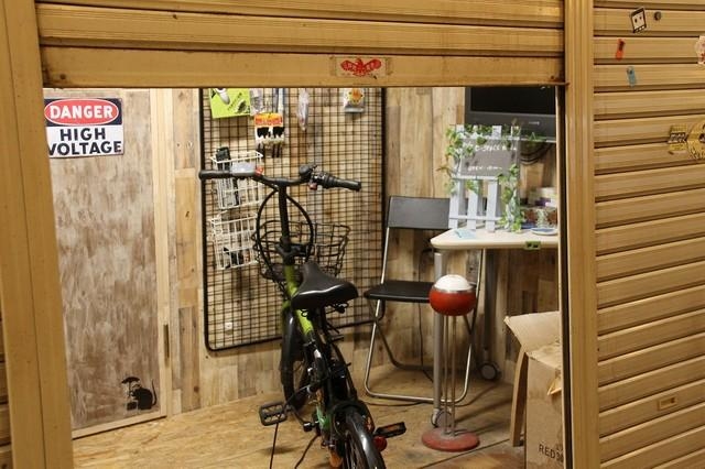 大人の秘密基地の入り口＝2022年7月30日、神戸市灘区