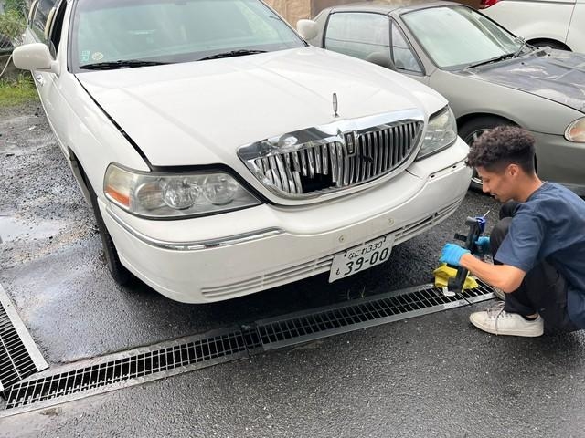 見事に破損したフロントグリルですが…（乾いた熊さん提供）