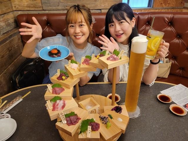 この迫力！モデルは半熟BLOODの橋本菜津美さん（左）と葵さん（右）