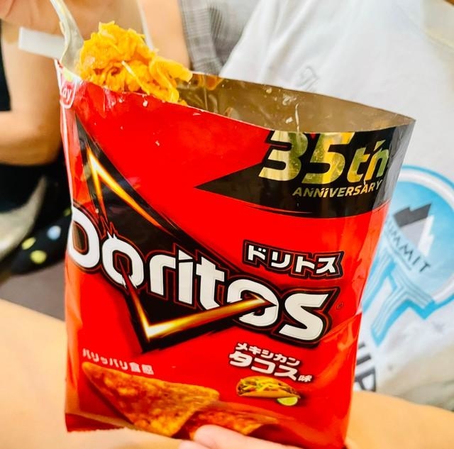 好きな食材を入れたら袋のまま食べます（おくりバント会長、高山洋平さん提供）