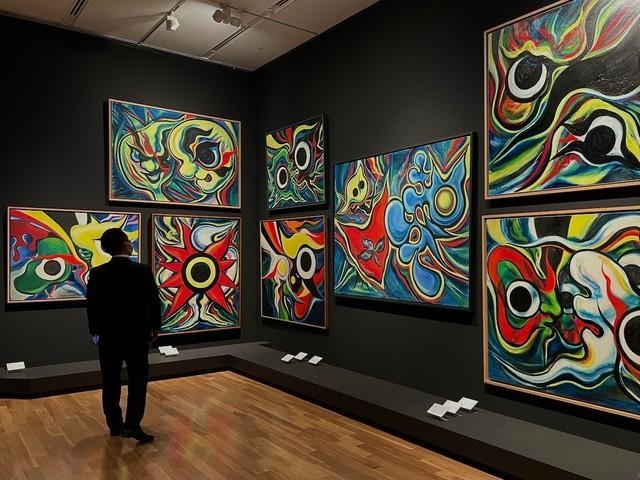 1970年代以降に描かれた作品群。たくさんの目に取り囲まれ、おもわず圧倒されてしまう