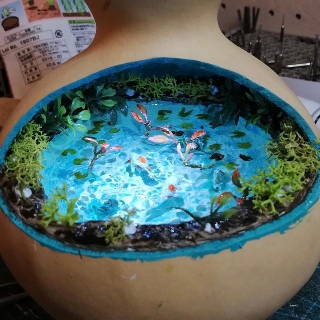 ひょうたんの中にモネの池！？…幻想的なジオラマ作品に「癒される」人