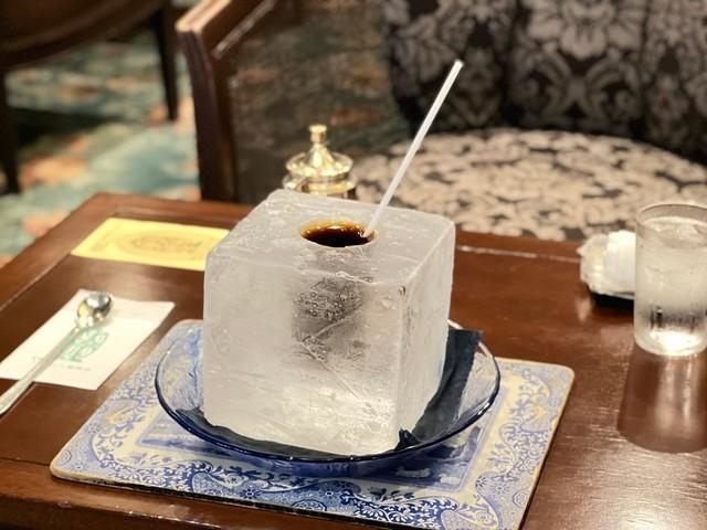 時間が経って氷が溶けてくると、コーヒーが透けて見えてきれいなのだという＝若旦那旅館×猫YouTuberさん（@wakadanna_coo）提供