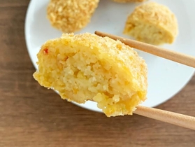 こんがり揚がった「サッポロポテト」のコロッケ
