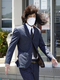 保釈され、山口南署を出る田口翔被告＝2022年8月1日（提供・共同通信社）