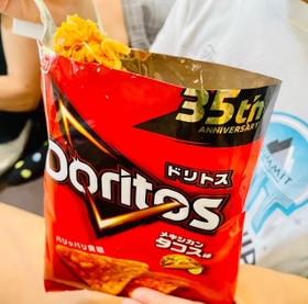 好きな食材を入れたら袋のまま食べます（おくりバント会長、高山洋平さん提供）