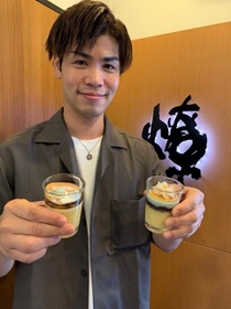 この夏、大人気のどら焼きプリンを手に、元プロボクサーの平野秀光さん