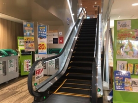 動きがゆっくり？コープ西宮南のエスカレーター＝兵庫県西宮市東町1