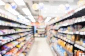 食品が並ぶスーパーの棚※イメージ写真（topntp/adobe.stock.com）