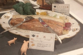 一番人気の「豚肉石」。ブロッコリーなどつけ合わせも全て石です（玄武洞ミュージアム提供）