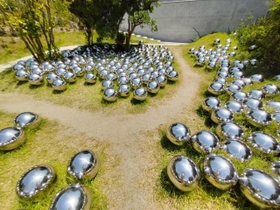 草間彌生　ミラーボール　作品 ミラーボールを敷き詰めた空間「ナルシスの庭」は独特の世界観 3年に1