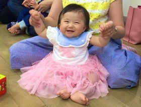 屈託のない笑顔は、病気であることを感じさせない＝うさぎのあくびさん（@kinako_oinari）提供